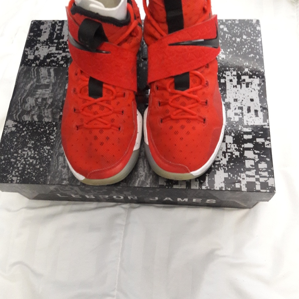 Men LeBron XIV